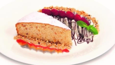 Gâteau aux noisettes et framboises