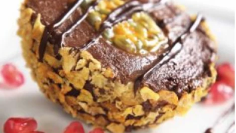 Boule au cœur de fruit de la passion et harmonie du chocolat Demetra