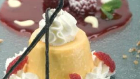 Crème caramel avec sauce de framboises et vanille