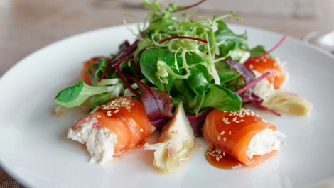 Saumon fumé à la salade d'artichauts et crème de pecorino